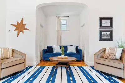 Image de Stylish Retreat: Walkable to Bars & Restaurants!