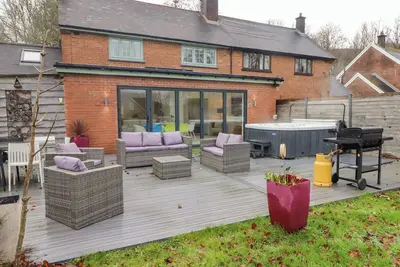 Image de Hiraeth, pet friendly, with hot tub in Cefn-Coed-Y-Cymmer