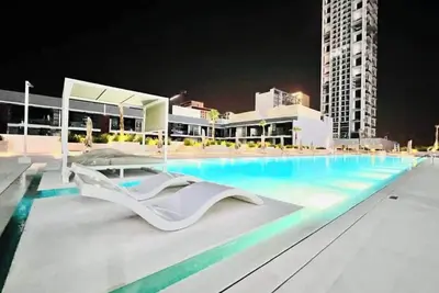 Image de 30% Off! Luxe 1br Best Infinity Pool, Tech Gym & Super Fast Wi-Fi, 10-min Beach