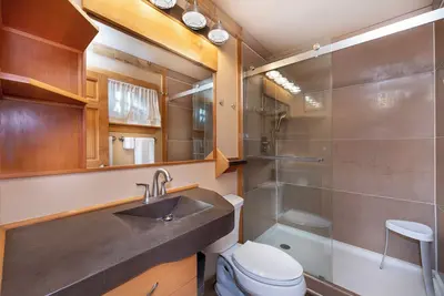 Image de Updated Stylish Carnelian Cabin-Garage & Hot tub