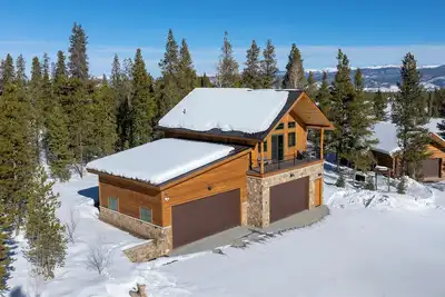 Image de Secluded, newly constructed cabin with views, outdoor activities