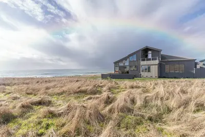 Image de **New Listing** Oceanfront Home on the Bluff, Sleeps up to 8, 3 full baths