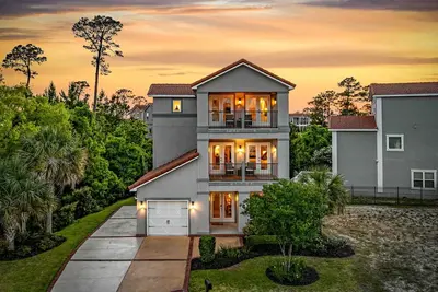 Image de Walk / Bike to the Beach from Luxury Retreat w/pool! 2 Masters, Views, Cruisers