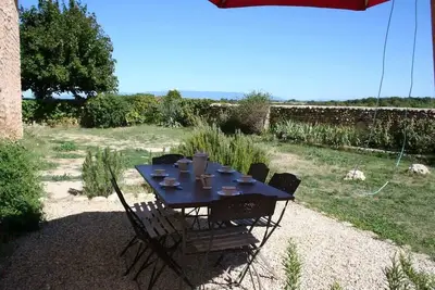 Image de Gîte de charme avec piscine entouré de lavandes