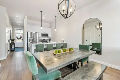 Image de Newly Built Condo w/ pool, gym, hot tub- Poker table in loft area!