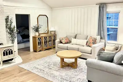 Image de Charming 2-bedroom home, walking distance to Ferry + Bayview Beach in Saco