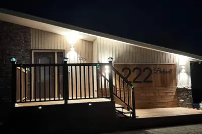 Image de Russell Retreat, w\/ fireplace, fenced in yard, close to great fishing