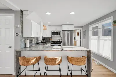 Image de 2 Bed/2 Bath Private Beach House One Block from the ocean.