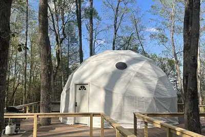 Image de Moonshiner Tree Dome is rustic luxury with big, beautiful panoramic views.