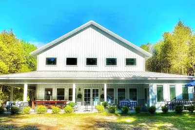 Image de New Waterfront 5 Br- 4 Bath Barndominium in Sturgeon Bay-Egg Harbor