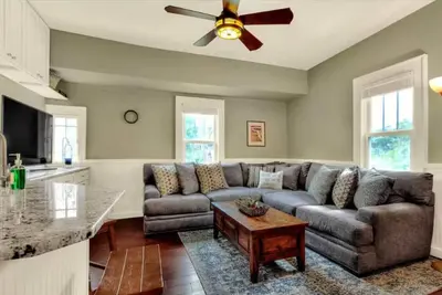 Image de Charming Carriage House with two private units!