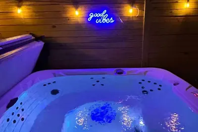 Image de Hot Tub, Fire Pit, Bbq and Games!
