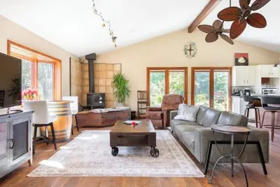 Image de Beaufiul Sonoma house on large property in vineyards with lots of amenities!