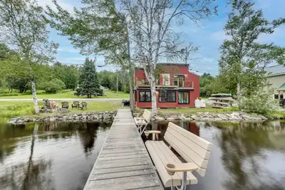 Image de Waterfront 'Little Red Camp' on Moose River