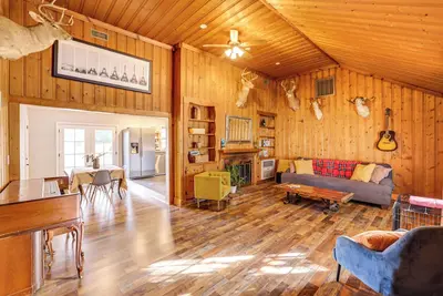 Image de 4 Mi to Dtwn: Home w/ Fire Pit in Greenville