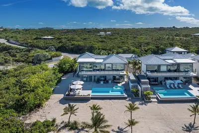 Image de Bliss Villa Four - Spacious 5-bedroom in impressive ocean front central location