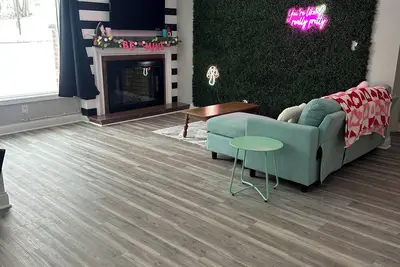Image de Game On Parma with WiFi, Ac and Game Room Family and Pet Friendly