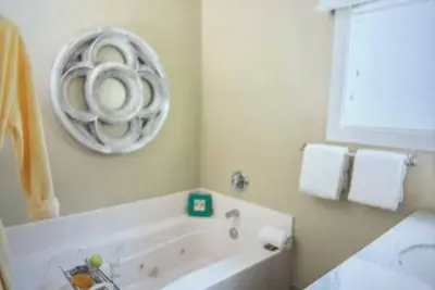 Image de Charming 2-bedroom condo with fitness room, WiFi in Williamsburg