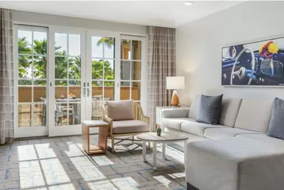 Image de Immerse in the beauty of Southern California at Marriotts Newport Coast Villas.
