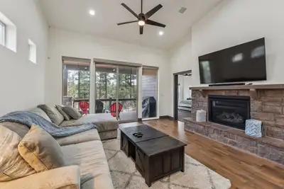 Image de New! Scenic Golf Retreat with Modern Comforts & Fireplace