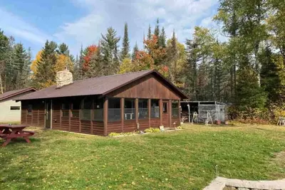 Image de Near the Snowmobile Trail - Cozy Lake Ruth cabin with private sandy beach