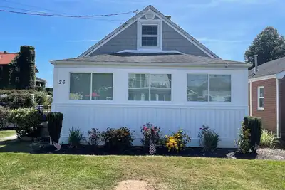 Image de Charming 3br home-water views and 1 min walk to desirable Cornfield Point Beach!