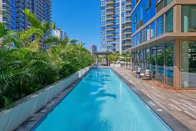 Image de Ultimate Family Getaway | Minutes Away from Waikiki Beach | Pool