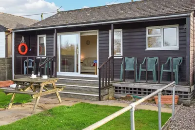 Fantastic waterside setting, ideal for river fishing and enjoying the stunning riverside views.