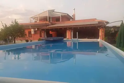 Image de Studio 'La Stanza Delle Muse In Villa' avec piscine partagée, Wi-Fi et climatisation