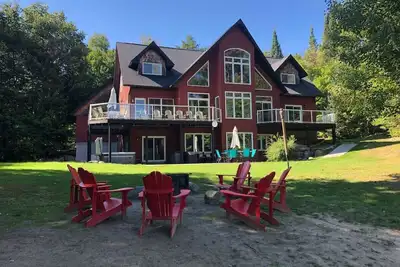 Image de Red Devil Six Bedroom Cottage Private Beach