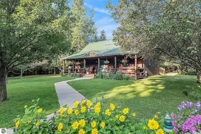 Image de Majestic Maple Escapes | Hot Tub | Fireplace | Deck | Large Yard