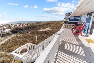 Image de Breakwaters an exquisite oceanfront 4 bed/2 bath retreat in Oak Island. Pet friendly.