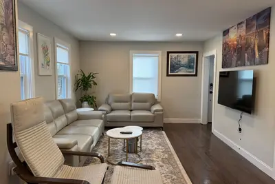 Image de totally remodeled house with fitness room, close to Boston and Worcester