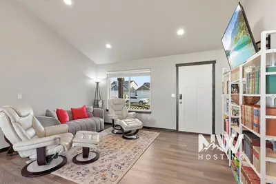 Image de Silverwood Retreat - Cozy Prairie Home with Huge Backyard, Games & Firetable!