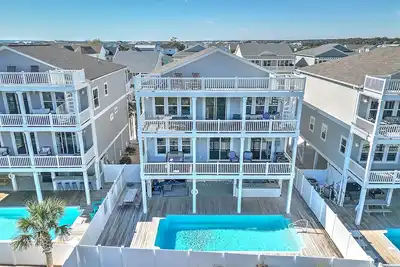 Image de \"Summer Salt\" 5 Bedroom 5. 5 Bath with a Pool!