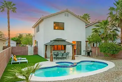 Vegas Getaway 3bd Home- Pool & Garage Parking