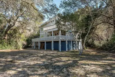 Image de Four bedroom home with golf course view and walking distance to the lighthouse