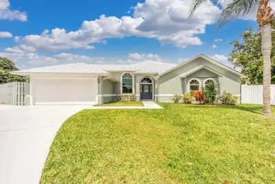 Image de Luxurious Palm City Pool Home – Your Ideal Vacation Retreat