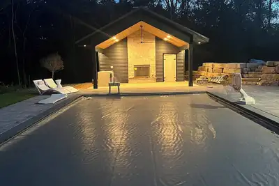 Image de Spacious 6-bedroom country house close to Green Bay with heated pool