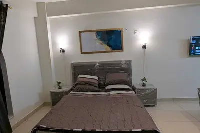 Image de Studio apartment with beautiful view.