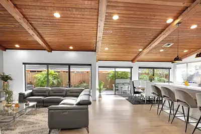 Image de Tropical Dream House in Plantation – 3-Bedroom Home with Pool