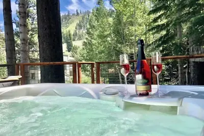 Image de ★★Ski In-Out! Mid-Mountain Palisades home! Hot tub! Views! Walk to village! ★★