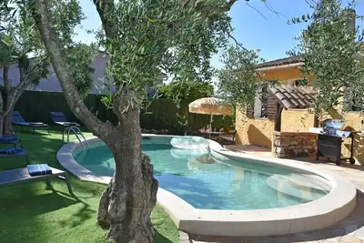Image de Villa avec piscine privée à deux pas du village