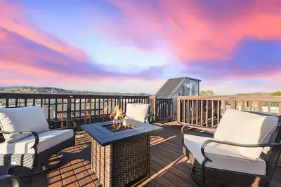 Image de **HostWise Stays** Rooftop Deck | Off-Street Parking | Prime Location!
