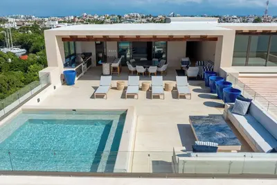 Image de 9br Luxury Beachfront Penthouse w/ Private Pool