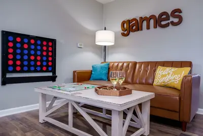 Image de *New* Game room |King Bed|10 min to Wpafb, Airport