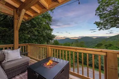 Image de Sleeps 16~Mountain Views~Hot Tub~Game Room!