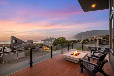 Image de Incredible Manzanita Escape, Indoor Sport Court, Huge Deck w/ Fire Table, Bbq, and Ocean Views