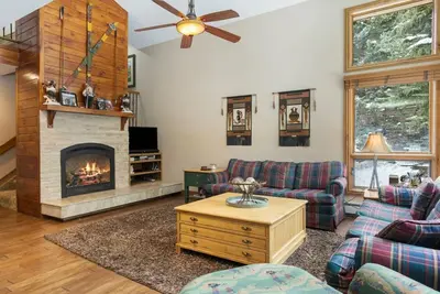 Image de Old School Cool Townhome - On Free Bust Route!