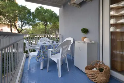 Image de Appartement moderne et confortable avec balcon Ă Lignano